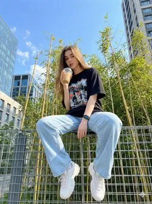 Structured JSON prompt for a stylish streetwear portrait of a young woman