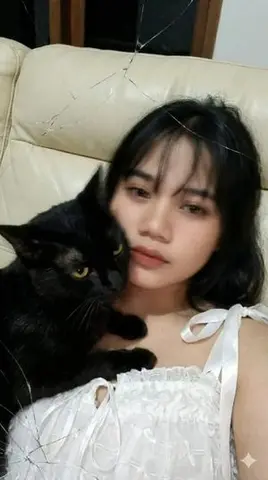 Low-Resolution Motion-Blurred Selfie with Cat