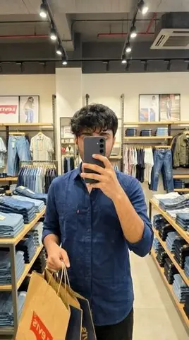 Levi’s shopping mirror selfie edit