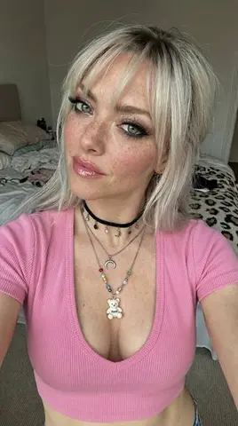 Photorealistic Influencer Close-up Selfie