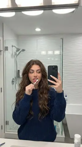 Candid Mirror Selfie Prompt for Image Generation