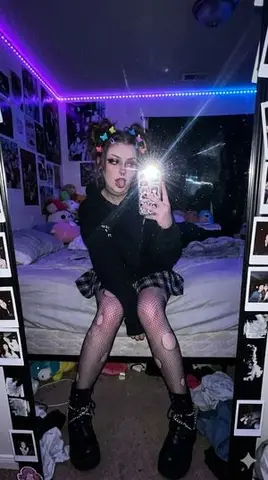 E-Girl Mirror Selfie Prompt (JSON Format)