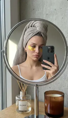 A highly realistic mirror selfie of a young woman
