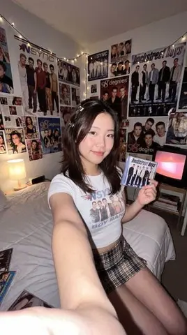 90s Fangirl Selfie Prompt (Korean Subject)