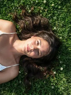 Photorealistic Close Portrait with Raw Natural Photography Style