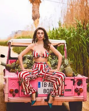 High-Fashion Editorial Prompts (Slim Aarons/Pop Art Style)