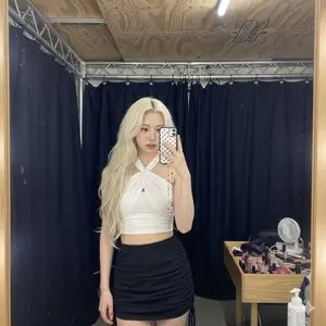 Detailed Backstage Mirror Selfie Analysis Prompt