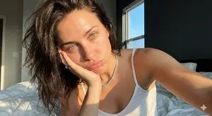 Detailed JSON Prompt for Viral Close-Up Selfie Image Generation