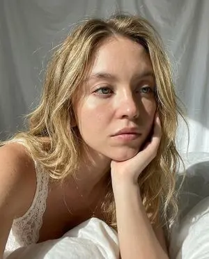 Natural Sunlight Close-up Portrait Prompt for Nano Banana 2