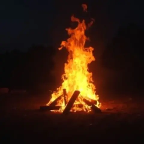 Sorgente Luminosa Proveniente Dal Fuoco, Come Falò, Candele, Caminetti, Ecc