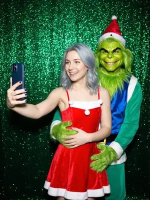 Chaotic Grinch Christmas Selfie Prompt