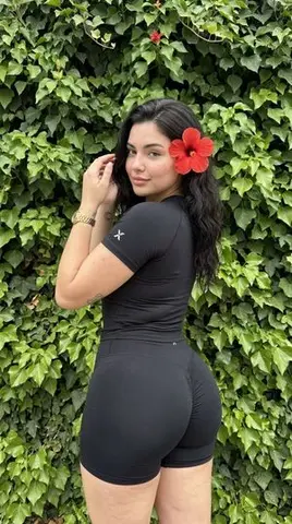 Raw Outdoor iPhone Snap of a Curvy Woman