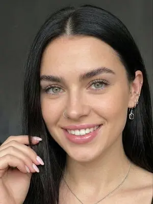 Close-up Portrait with Reference Prompt